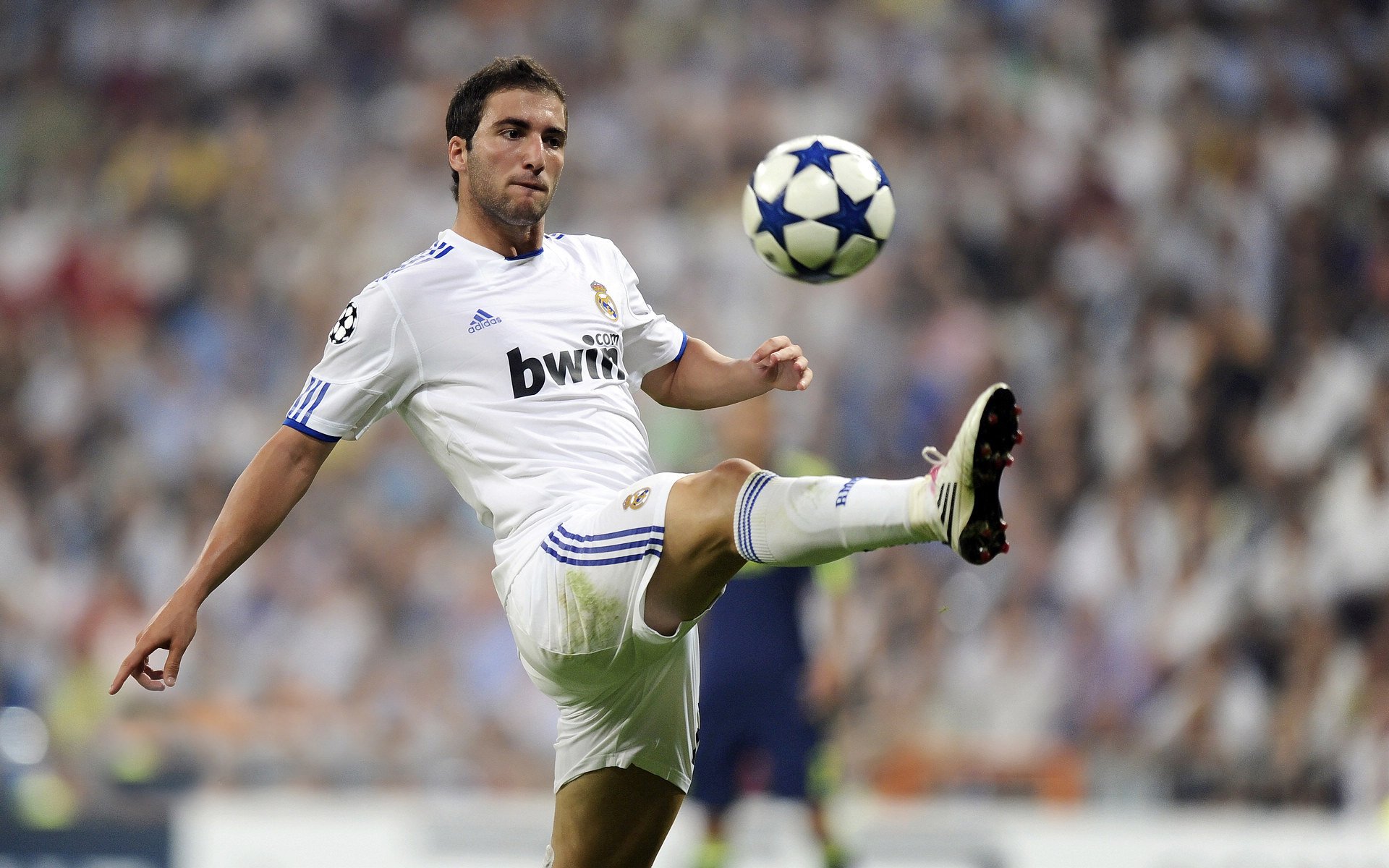 智能穿戴设备助力运动员实时监控身体状态，运动员戴的智能手表